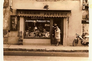 1960 mme marini devant son magasin (rte d'orange -n7)