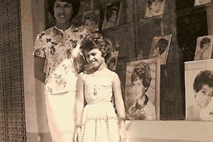 1961 (08)Coiffeuse  georgette pourcel et sa fille devant le salon de coiffure (place de la mairie)