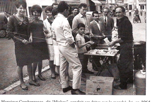 1964  marchand de frites "camberganos"devant tournant le dos michel moncho et sa soeur.