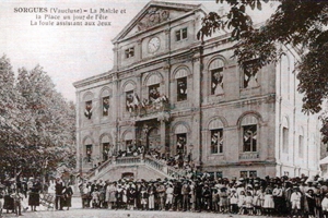 1920 la mairie  (un jour de fête)