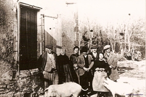 1930 une famille de l'ile de l'oiselay a la ferme du grand- bisclou avec mr et mme reboul