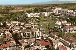 1970   vue de l 'église "les griffons et la cité"