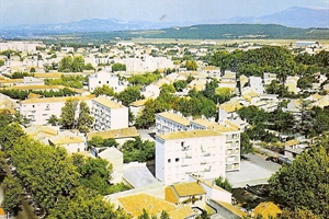 1971  Sorgues Vue sur les  cité  Gentilly  et la cité