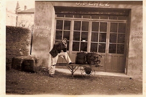 1950  *joseph  garcia avec du charbon de "giry" devant la serrurerie pérez