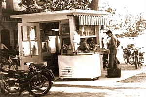 Annees 1960  le kiosque de mr Thiel Robert sur la place de la mairie) à sorgues