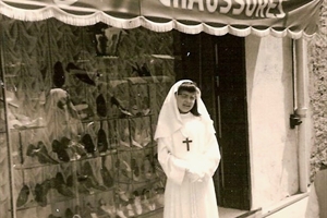 1963 evelyne sécchiaroli devant le magasin de ses parents (avenue du 11 novembre)