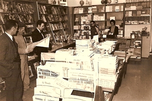 1967 Maison de la presse  (on reconnait mr huguenin qui lit le journal)