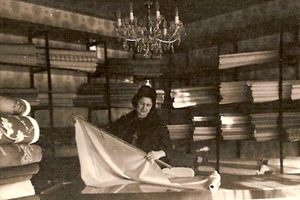 1968  Tissus "avenue du 11 novembre" intérieur du magasin de 'tissus christian" (a et r sécchiaroli)