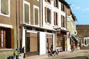 1975  (bazar russe (slovobaniuk)cafe le chiquito,le bonlait,(au fond la menagereet le cafe de l industrie et entre les restants de l usine)