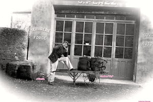 Années 1950/ M.Garcia Joseph ,Rue des Remparts, devant la serrurerie "Pérez" avec du charbon des Ets "Giry"