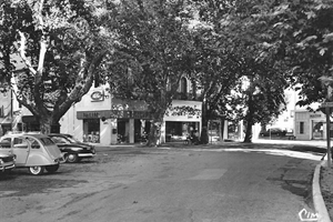  Années 1970 / Place de la République - Magasins berthout ,Una ,Chevalier)
