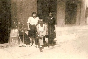 (3) /1955 Maria Davico Avec une serveuse et un client du restaurant