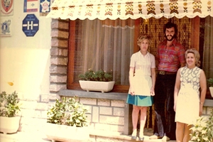 (15) /1972  (27/07) Sylvaine Davico avec une employée et un client 