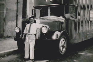 1947 Restaurant du Pont - M. Clapier devant un camion Suisse ,client du Bar Restaurant