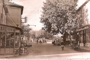 1960 Bar-Tabacs -entrée de Sorgues (à droite Maison de la presse) - Version 2