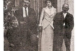 1930 Famille gallas Devant leur salon de Coiffure