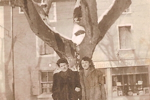 1948 (22 02) devant le salon de coiffure "pourcel" place de la mairie