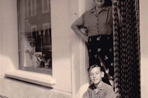 1948 "Salon Aimée Rue des Remparts" (Mme Bros (Maman d'Aiméé) et JC Charpentier