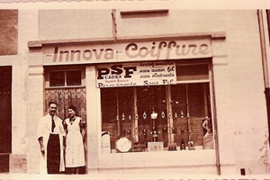 1950 mme pourcel Germaine avec M. Masse devant le salon de coiffure (place de la mairie)