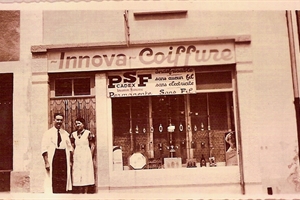 1950 mme pourcel Germaine avec M. Masse devant le salon de coiffure (place de la mairie)