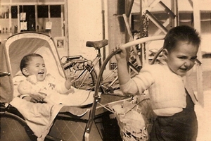 1954 Philippe et Jean Claude pourcel devant le magasin de coiffure et celui de l'habillement "bernard" (place de la mairie)