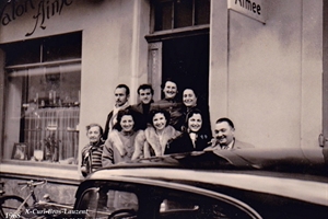 1968 groupe de Sorguais devant le salon Aimée