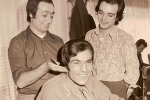  1968 maurice damiani coiffant le champion de france Picone Baldassari ( a ses cotés bernard milan)