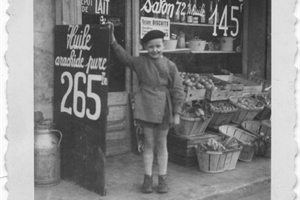 1951 Gerard Faraud devant l'épicerie "Soleil"RN7