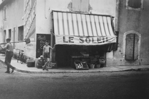 Années 1950  Epicerie "Le Soleil"  Gérard Faraud devant l'épicerie "Soleil" RN7