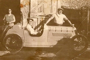 (6) /1953  Marie-Rose et Albert Racchini avec Sandre Curi dans la voiture montée de toutes piéces par Albert Racchini 