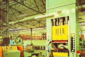 Années 1970 / ERO - Presse d'emboutissage des fonds  destines aux "chauffe-eau"