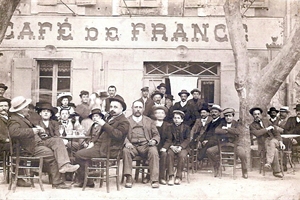 cours de la république :café de france :le grand père heraud (avec le chapeau de face au 1er plan) et son  futur beau-père à coté  ( père de madeleine