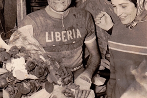 Cyclistes Sorguais (Années 1959)Annie Fratellini remet le bouquet a Jean Milési  1er a Barcelonnette "tour du sud est"