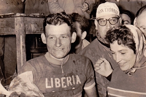 Cyclistes Sorguais (Années 1959)Annie Fratellini remet le bouquet a Jean Milési  1er a Barcelonnette "tour du sud est"