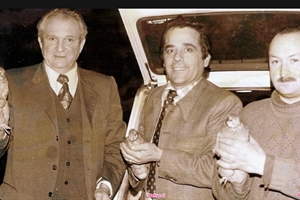 Années 1970 / L'équipe  Dirigeante montrant le gibier de chasse
