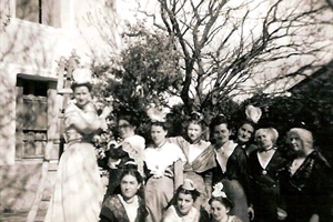 1950 a Barbentane la chorale costumee chante pour  MIREILLE  (avec paule perrin)
