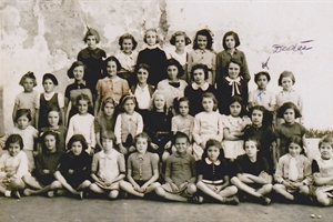 1940 Sorgues André Clapier,la 2ieme a partir de la droite,au 2ieme rang a partir du haut)(MmeCaiolla du "Lapin bleu"Clarie Capron,simoncelli,marco etc…