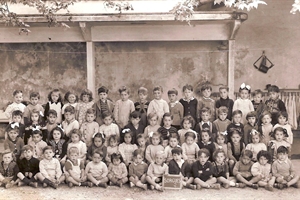 1948  ecole maternelle Jean Jaurès :  avril 1948    2ème personne  du 2ème rang (en partant du bas) ; geneviève giraud