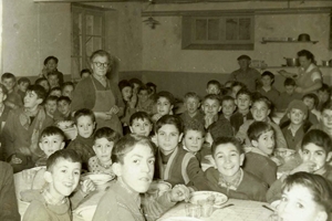 Années 1950 / "Cantine"des écoliers de l'école des garçons sur le site de l'école des filles (Sévigné)