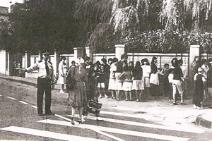 1977  sortie ecole jean jaures (m Ferrari)
