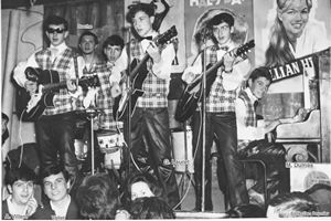 Années 1961 / "Les Dragons" à la Paillotte (Unic -Bar Rte D'Avignon)