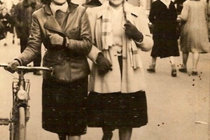 (1960)1949 cours de la république "anna sécchiaroli a droite)