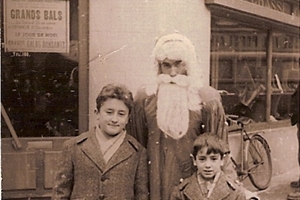 1949 famille garcia devant le masin "tous sports"