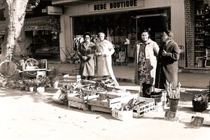 1960  marché devant "bébé boutique"