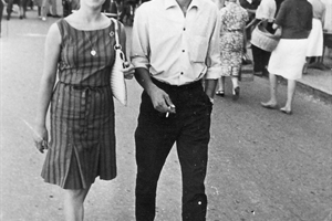 1962 Michel et Evelyne Moncho au Marché devant le café de l'industrie 