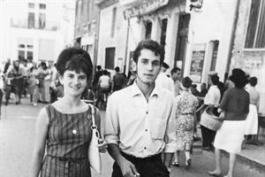 1962 Michel et Evelyne Moncho au Marché devant le café de l'industrie 