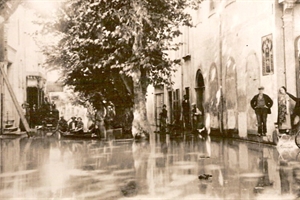 1933 rue des remparts (a droite le grand café- la paix)
