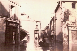 1933   rue ducrès (a gauche le lavoir)