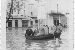 1951 Inondations- Cours de la République devant "L'Industrie" a gauche "Tousport" (M.Tourniére) adroite café "le Moderne" 