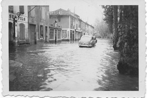 1951 -Inondations-devant garage Curi (vélos)l'Amical bar et la poissenerie Clop